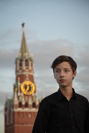 欧美黑色衬衫少年写真摄影图片